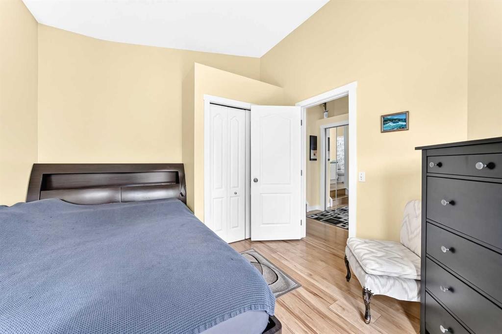 50 Somerside Manor Sw, Calgary, AB - Indoor Photo Showing Bedroom