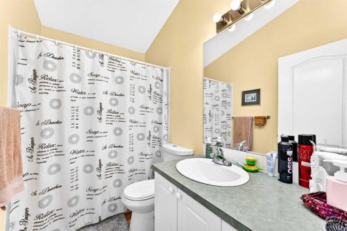 50 Somerside Manor Sw, Calgary, AB - Indoor Photo Showing Bathroom