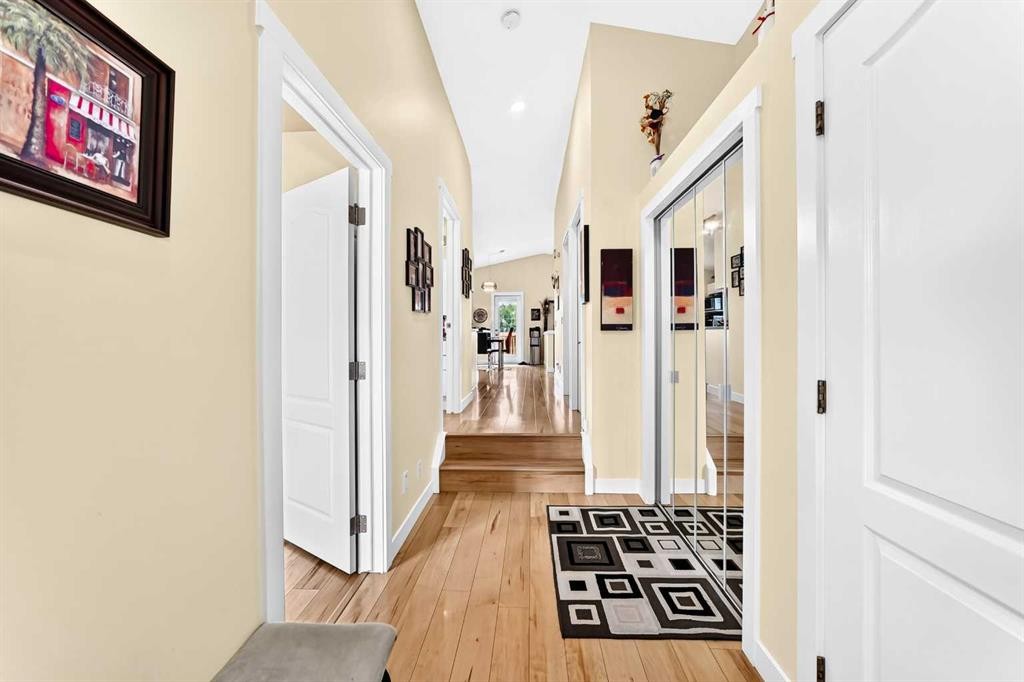 50 Somerside Manor Sw, Calgary, AB - Indoor Photo Showing Other Room