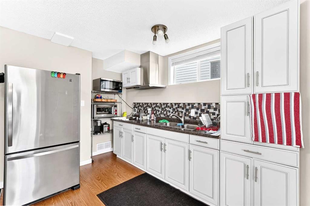 50 Somerside Manor Sw, Calgary, AB - Indoor Photo Showing Kitchen With Double Sink