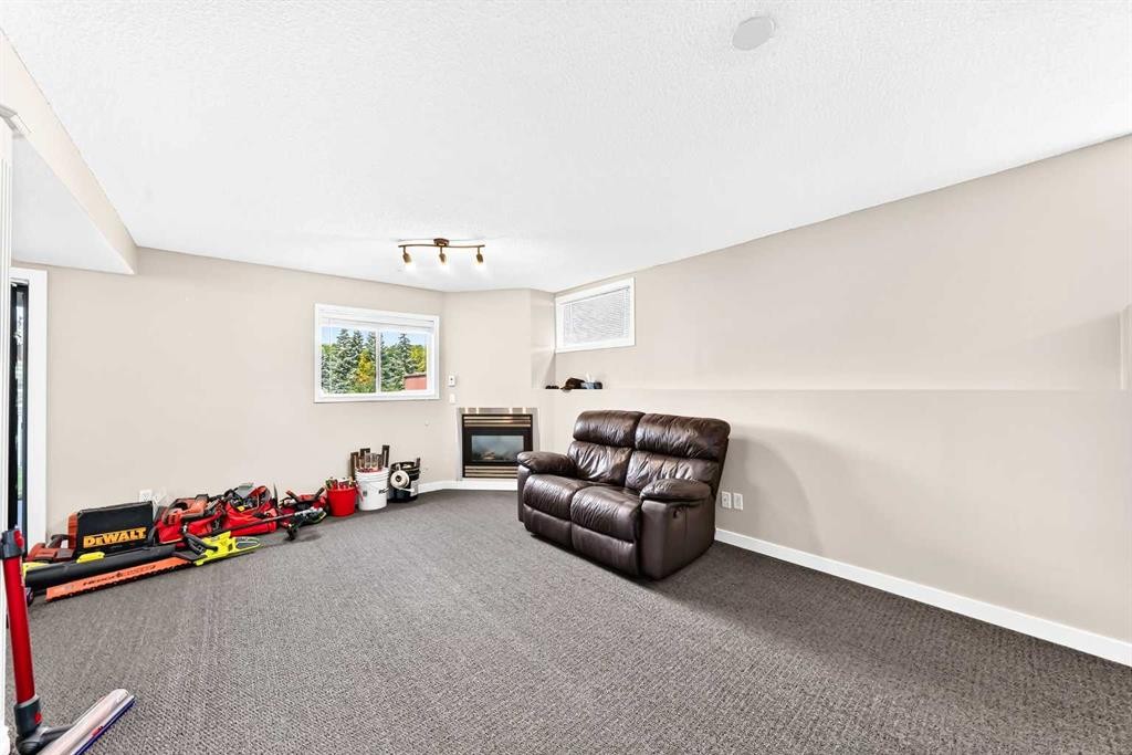 50 Somerside Manor Sw, Calgary, AB - Indoor Photo Showing Other Room