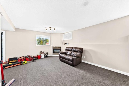 50 Somerside Manor Sw, Calgary, AB - Indoor Photo Showing Other Room
