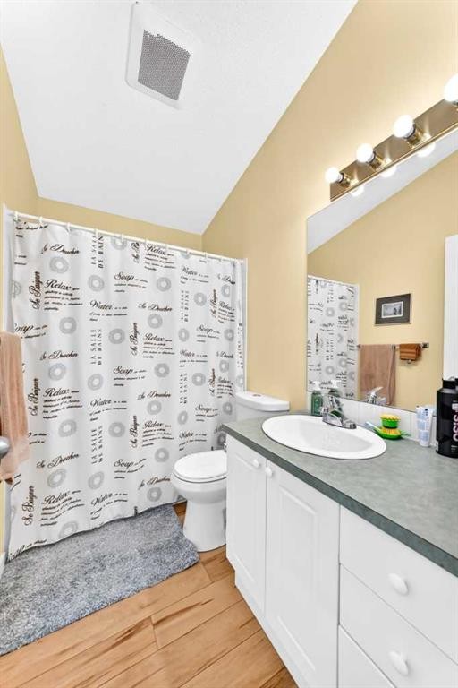 50 Somerside Manor Sw, Calgary, AB - Indoor Photo Showing Bathroom