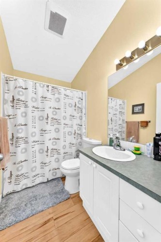50 Somerside Manor Sw, Calgary, AB - Indoor Photo Showing Bathroom