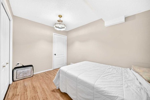 50 Somerside Manor Sw, Calgary, AB - Indoor Photo Showing Bedroom