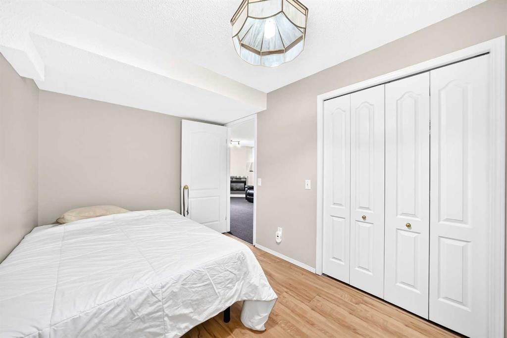 50 Somerside Manor Sw, Calgary, AB - Indoor Photo Showing Bedroom