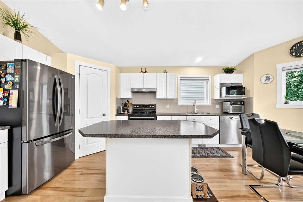 50 Somerside Manor Sw, Calgary, AB - Indoor Photo Showing Kitchen With Double Sink