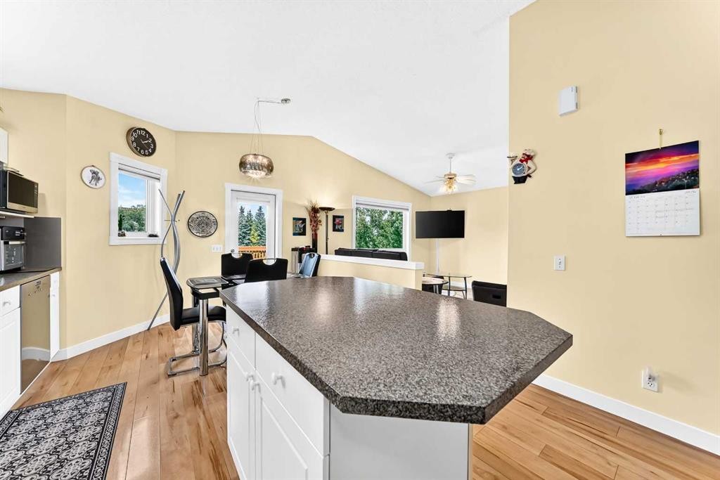 50 Somerside Manor Sw, Calgary, AB - Indoor Photo Showing Kitchen