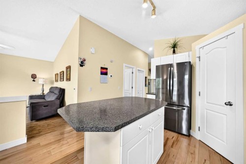50 Somerside Manor Sw, Calgary, AB - Indoor Photo Showing Kitchen