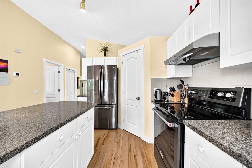 50 Somerside Manor Sw, Calgary, AB - Indoor Photo Showing Kitchen