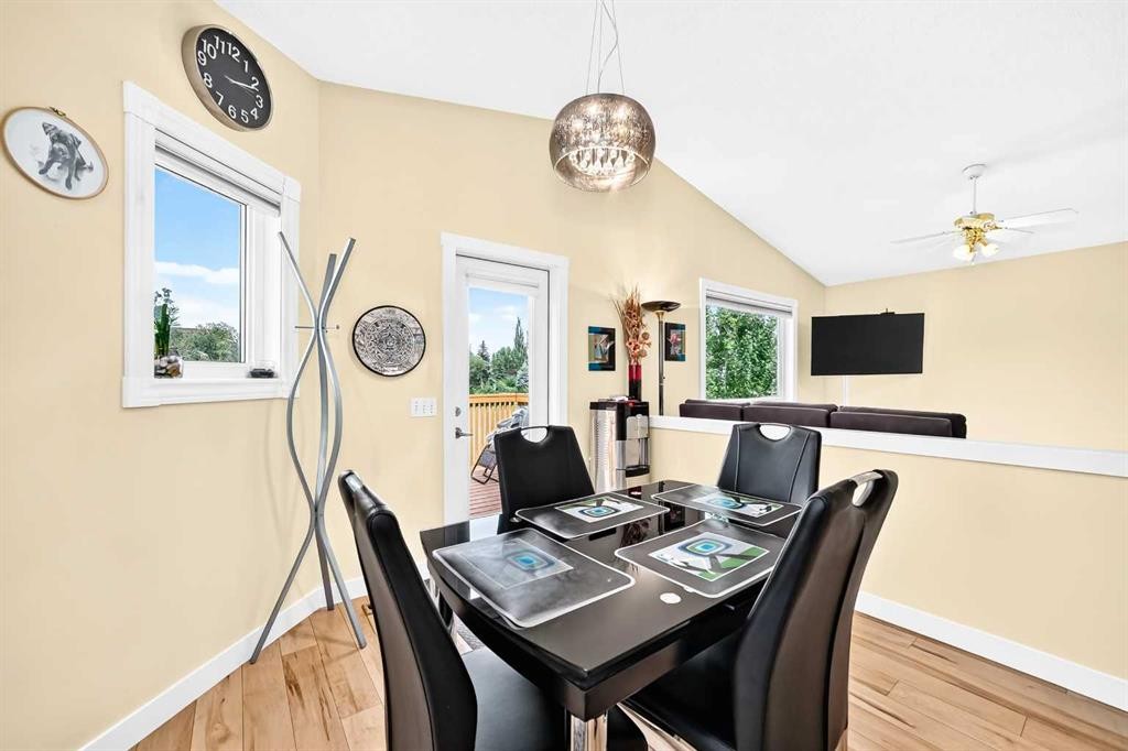 50 Somerside Manor Sw, Calgary, AB - Indoor Photo Showing Dining Room