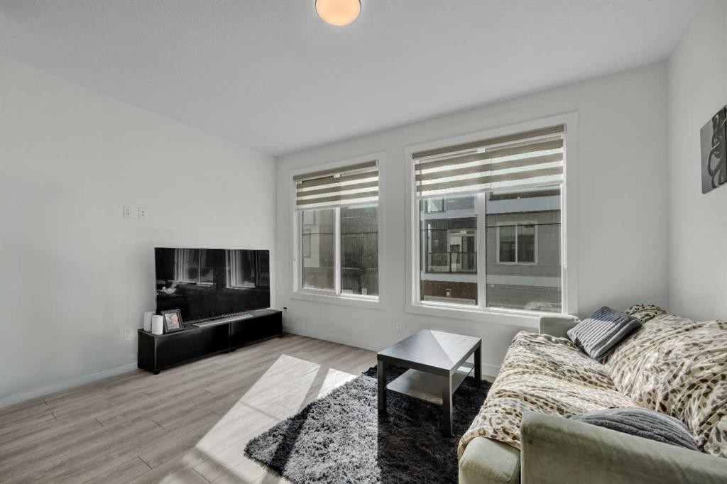 152-380 Seton Villas Se, Calgary, AB - Indoor Photo Showing Living Room