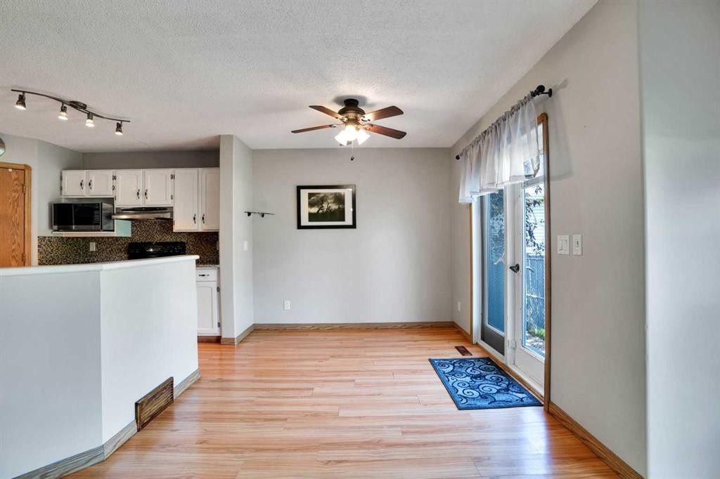 158 Saratoga Close Ne, Calgary, AB - Indoor Photo Showing Kitchen