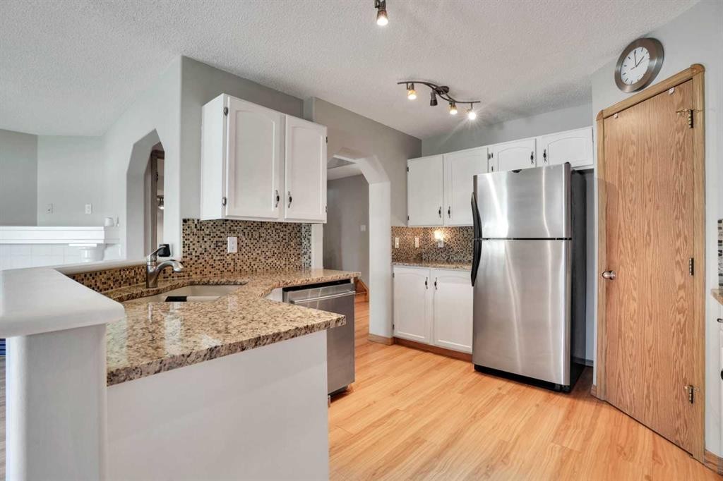 158 Saratoga Close Ne, Calgary, AB - Indoor Photo Showing Kitchen With Stainless Steel Kitchen