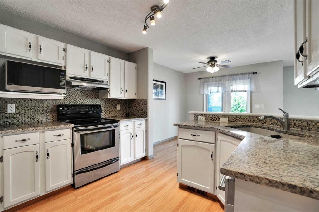 158 Saratoga Close Ne, Calgary, AB - Indoor Photo Showing Kitchen