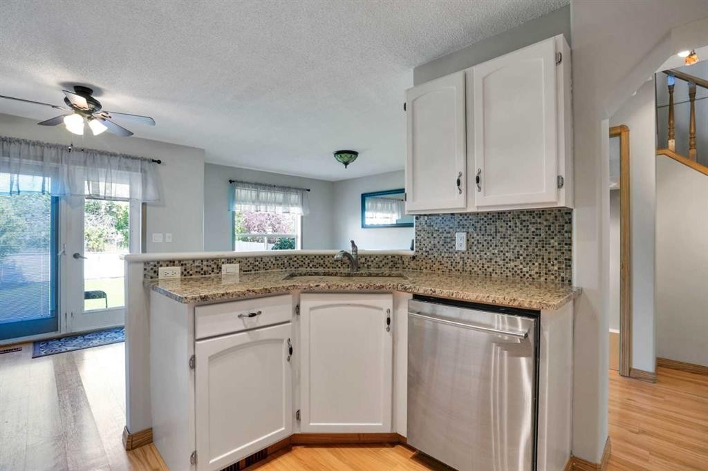 158 Saratoga Close Ne, Calgary, AB - Indoor Photo Showing Kitchen