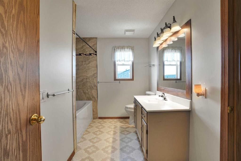 158 Saratoga Close Ne, Calgary, AB - Indoor Photo Showing Bathroom