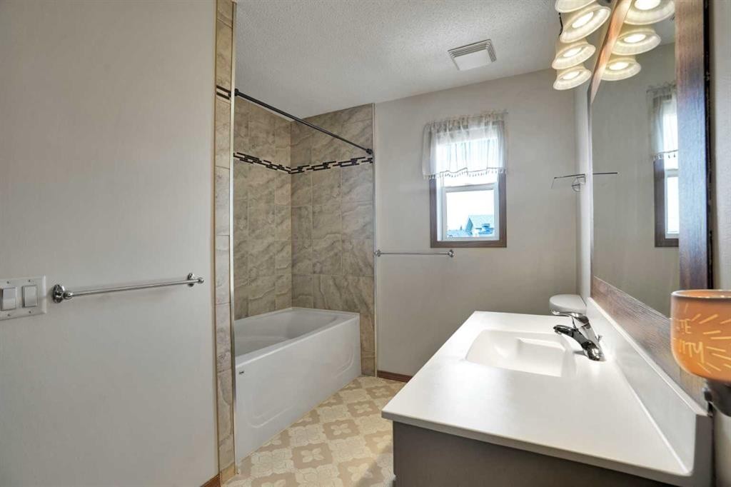 158 Saratoga Close Ne, Calgary, AB - Indoor Photo Showing Bathroom
