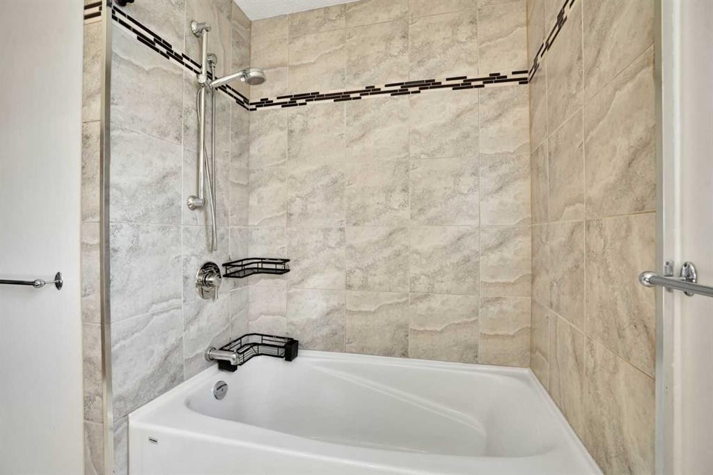158 Saratoga Close Ne, Calgary, AB - Indoor Photo Showing Bathroom