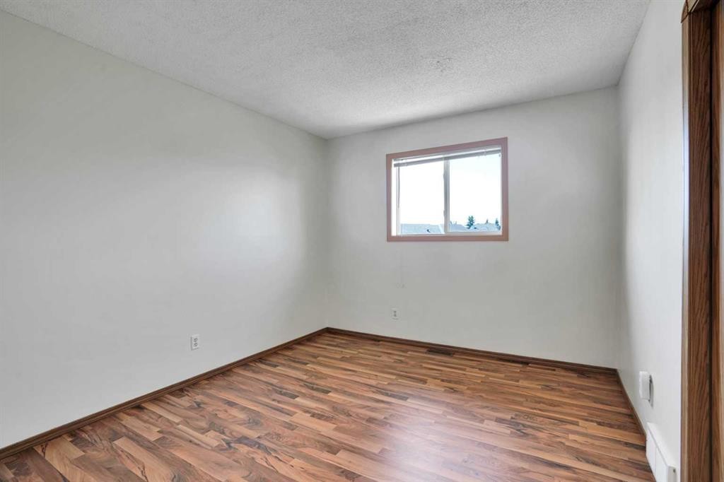 158 Saratoga Close Ne, Calgary, AB - Indoor Photo Showing Other Room