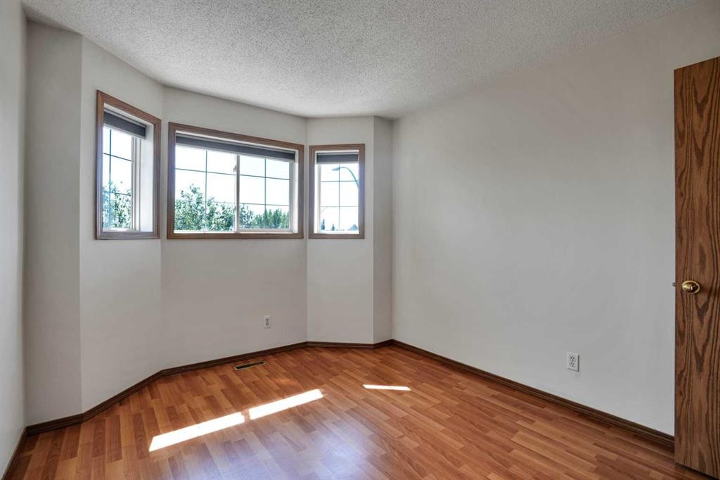 158 Saratoga Close Ne, Calgary, AB - Indoor Photo Showing Other Room