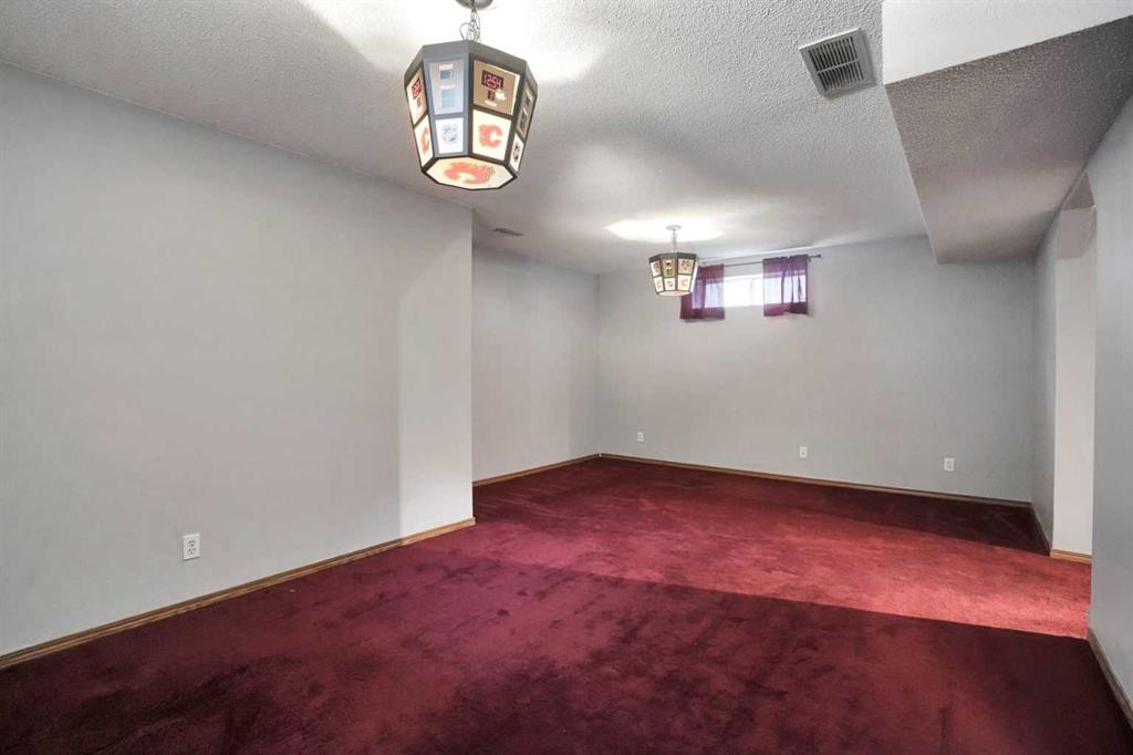158 Saratoga Close Ne, Calgary, AB - Indoor Photo Showing Other Room