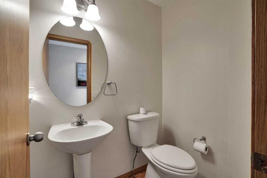 158 Saratoga Close Ne, Calgary, AB - Indoor Photo Showing Bathroom