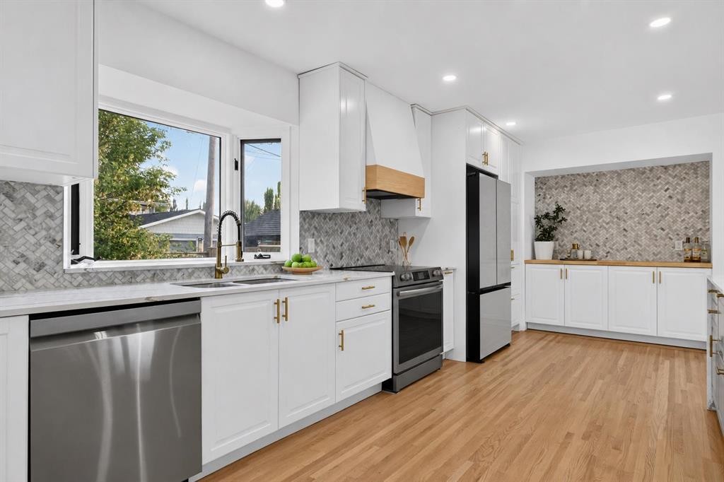 10719 Mapleglen Crescent Se, Calgary, AB - Indoor Photo Showing Kitchen With Upgraded Kitchen