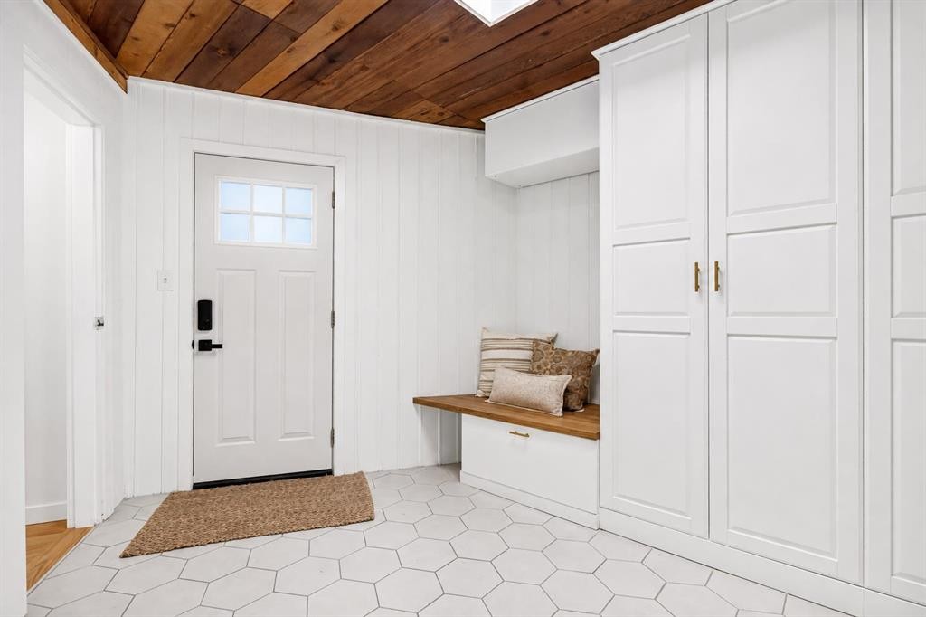 10719 Mapleglen Crescent Se, Calgary, AB - Indoor Photo Showing Other Room