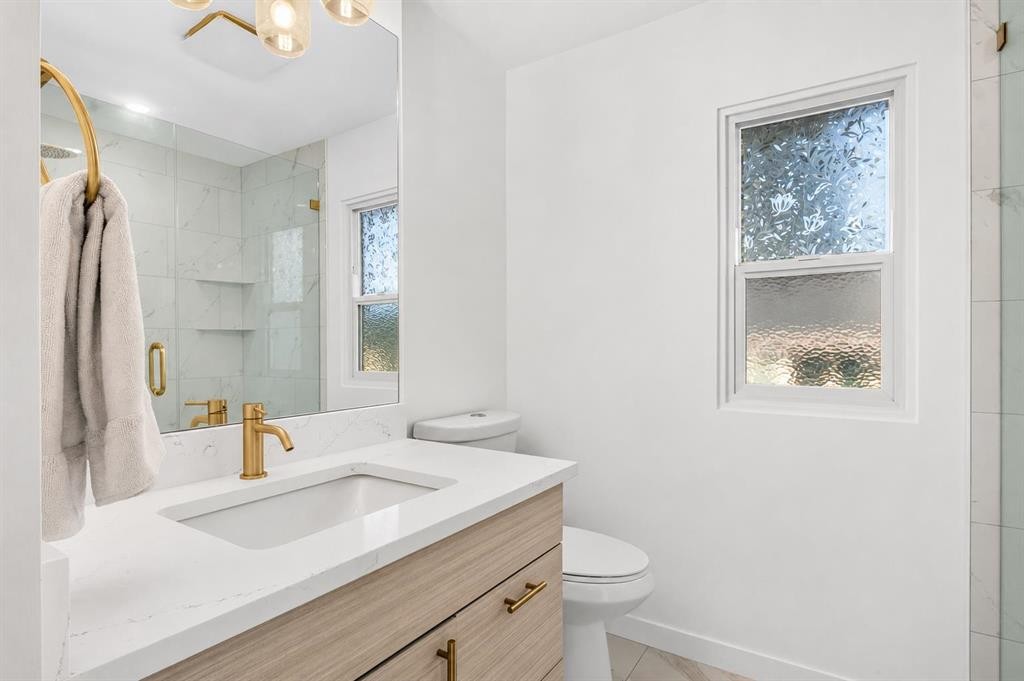 10719 Mapleglen Crescent Se, Calgary, AB - Indoor Photo Showing Bathroom
