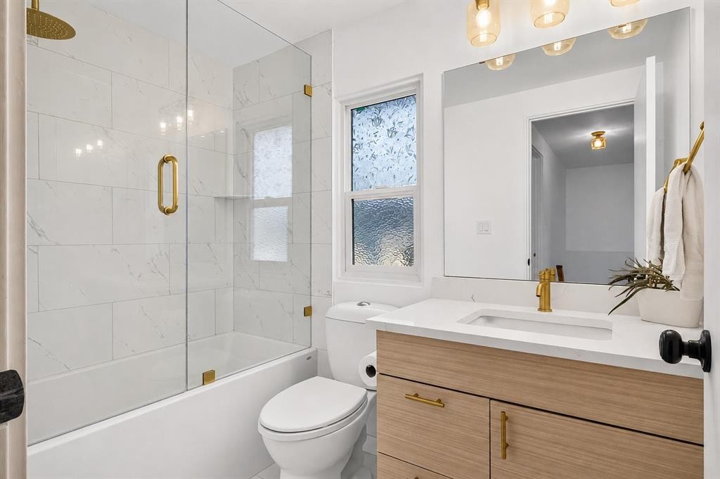 10719 Mapleglen Crescent Se, Calgary, AB - Indoor Photo Showing Bathroom