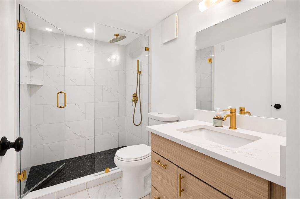 10719 Mapleglen Crescent Se, Calgary, AB - Indoor Photo Showing Bathroom