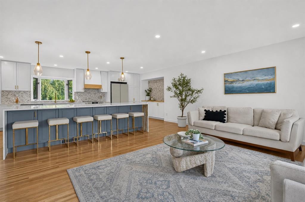 10719 Mapleglen Crescent Se, Calgary, AB - Indoor Photo Showing Living Room