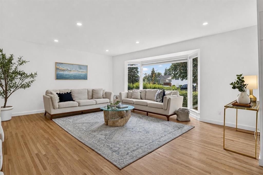 10719 Mapleglen Crescent Se, Calgary, AB - Indoor Photo Showing Living Room