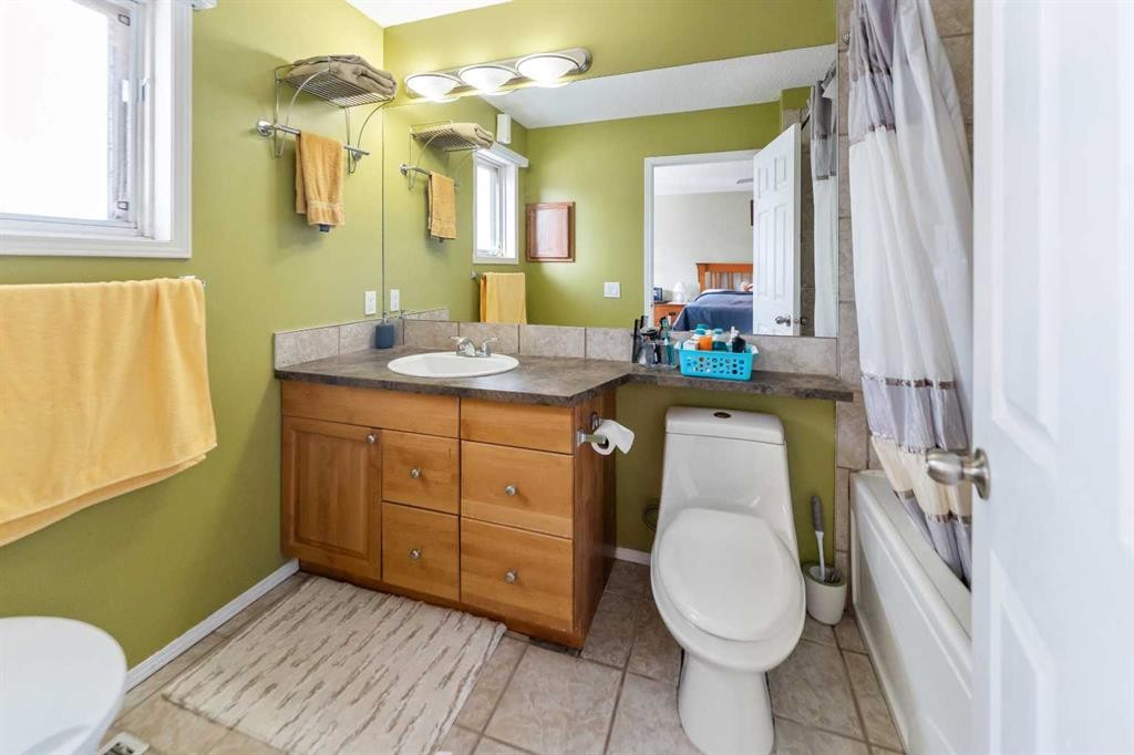 63 Hawkmount Green Nw, Calgary, AB - Indoor Photo Showing Bathroom