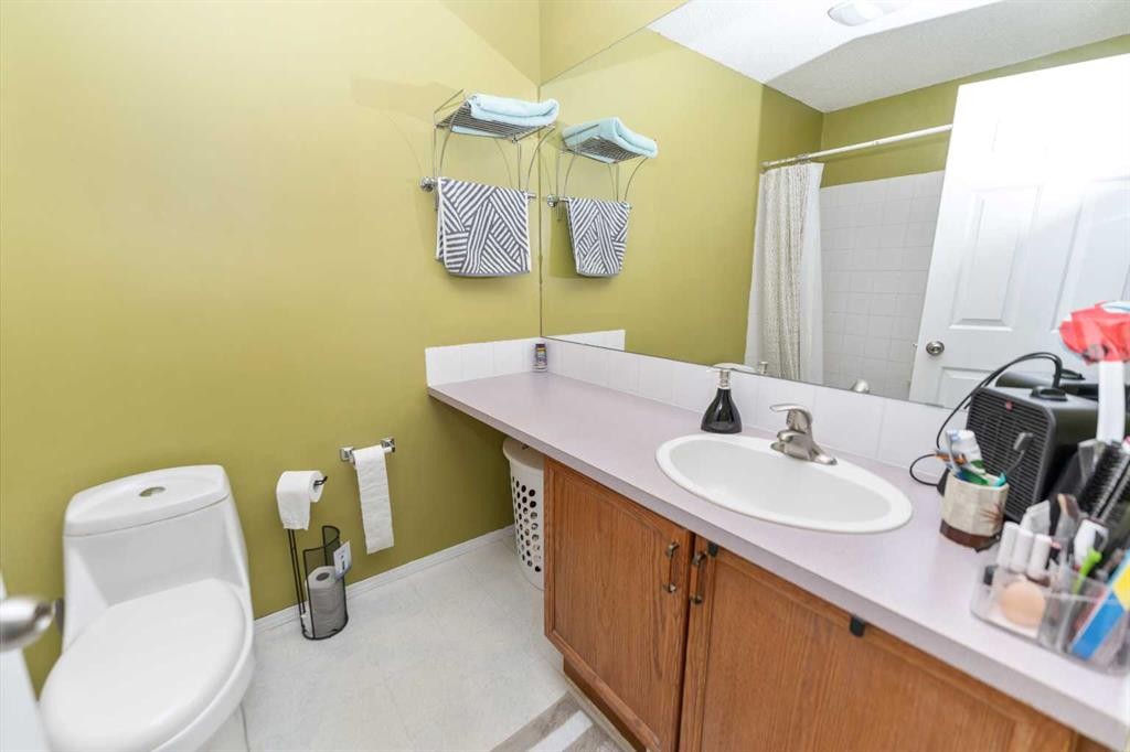 63 Hawkmount Green Nw, Calgary, AB - Indoor Photo Showing Bathroom