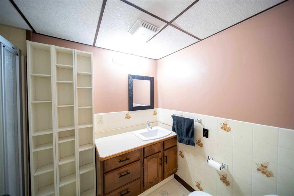 332 11 Avenue, Three Hills, AB - Indoor Photo Showing Bathroom
