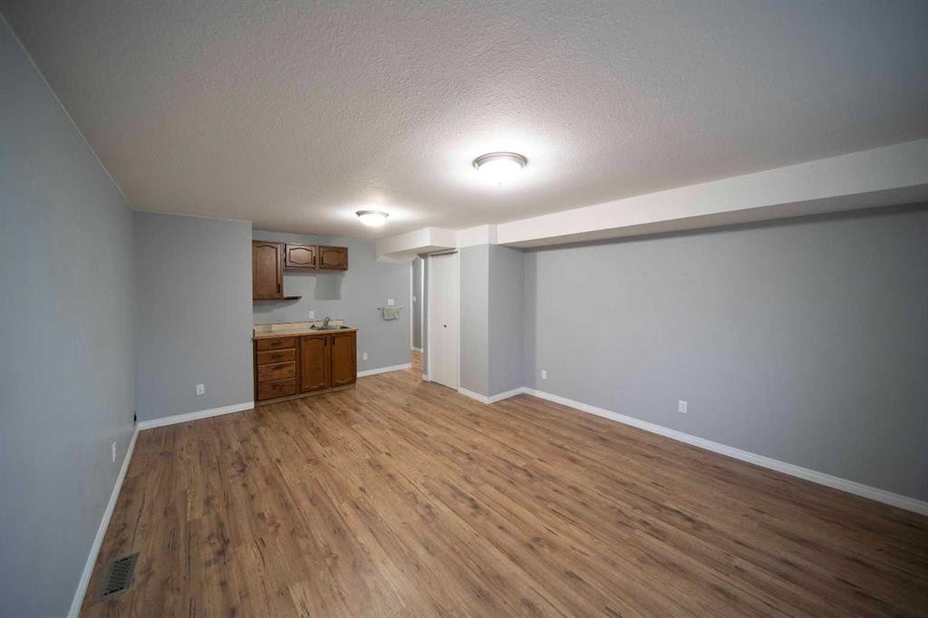 332 11 Avenue, Three Hills, AB - Indoor Photo Showing Other Room