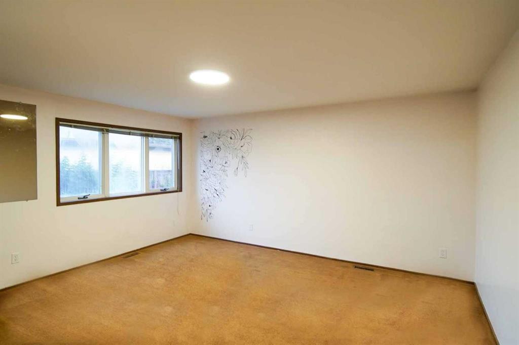 332 11 Avenue, Three Hills, AB - Indoor Photo Showing Other Room