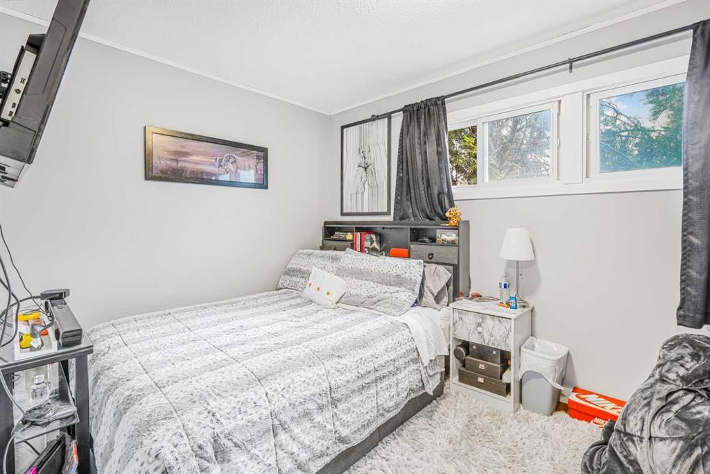 5112 Maryvale Drive Ne, Calgary, AB - Indoor Photo Showing Bedroom