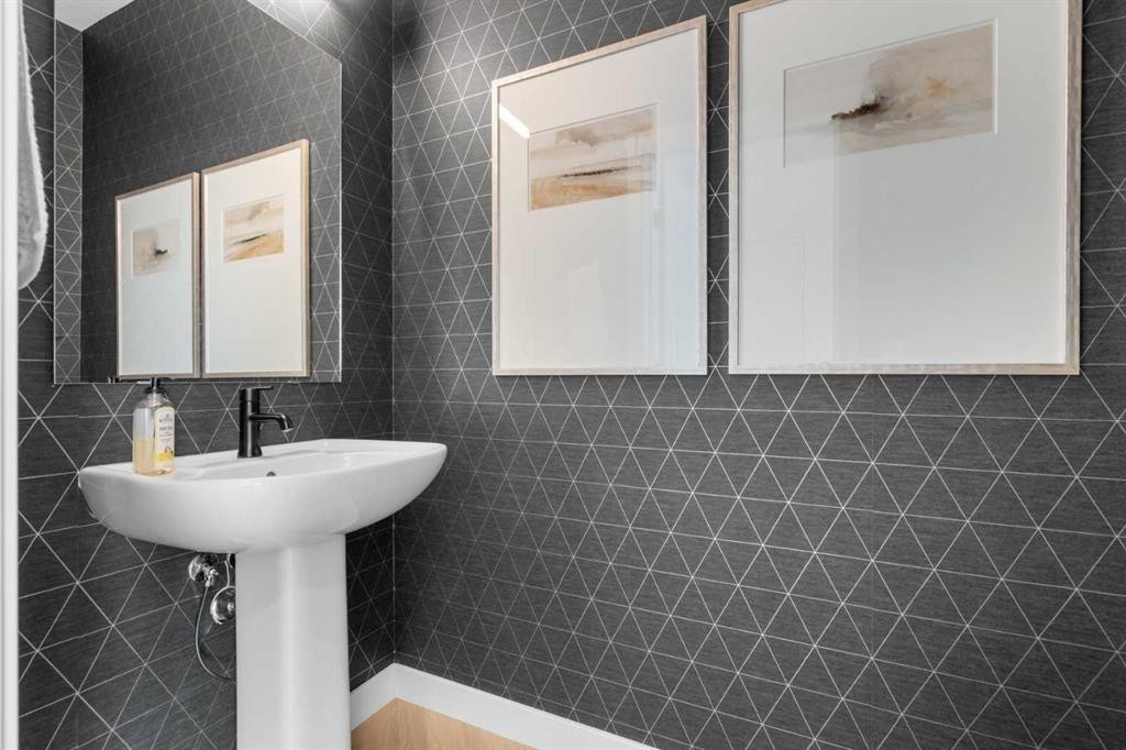 8493 21 Avenue Se, Calgary, AB - Indoor Photo Showing Bathroom