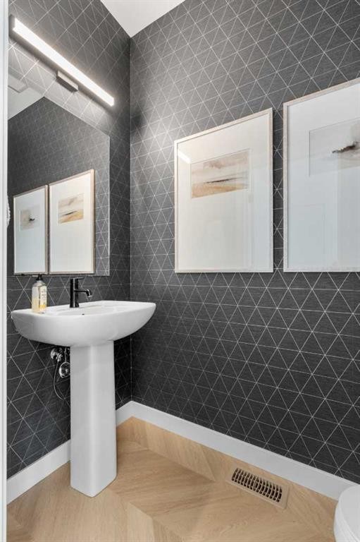 8493 21 Avenue Se, Calgary, AB - Indoor Photo Showing Bathroom