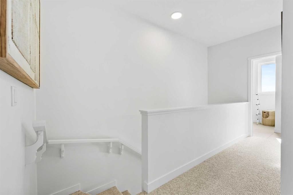 8493 21 Avenue Se, Calgary, AB - Indoor Photo Showing Other Room