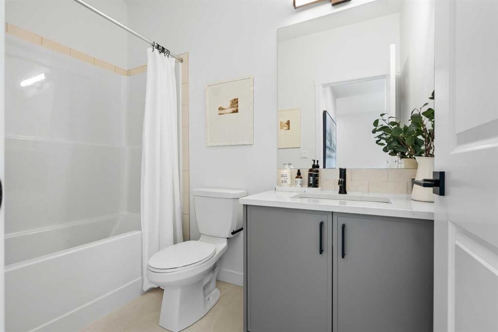 8493 21 Avenue Se, Calgary, AB - Indoor Photo Showing Bathroom