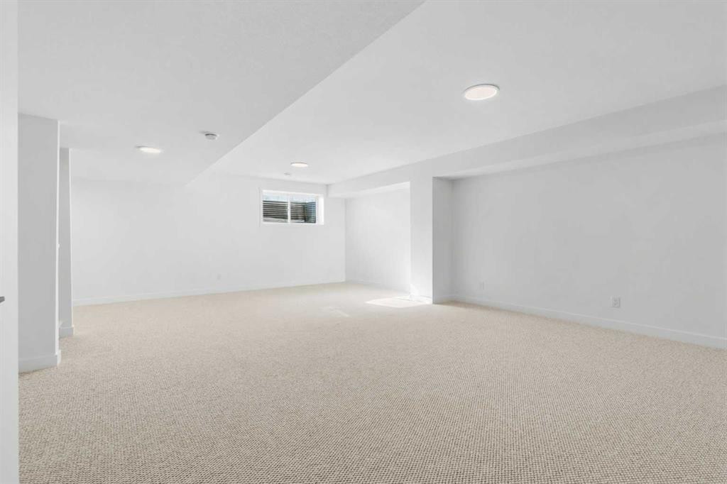 8493 21 Avenue Se, Calgary, AB - Indoor Photo Showing Other Room