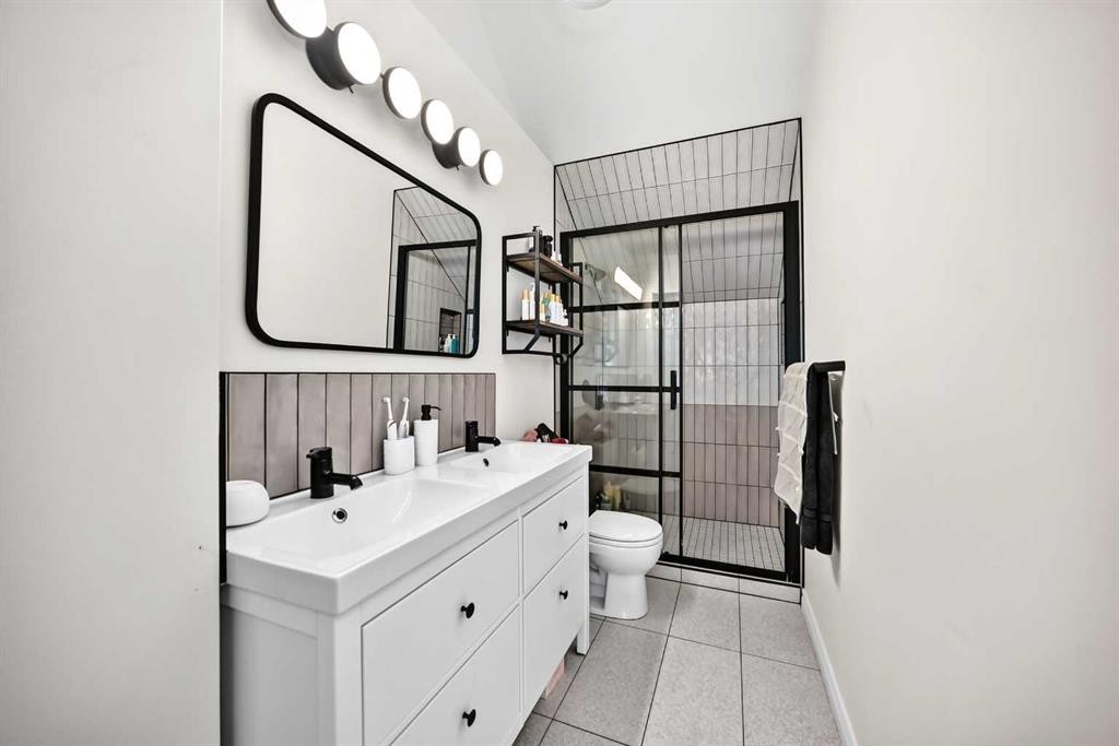 43 New Street Se, Calgary, AB - Indoor Photo Showing Bathroom