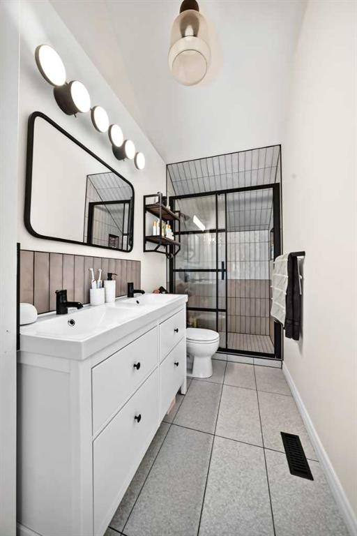 43 New Street Se, Calgary, AB - Indoor Photo Showing Bathroom
