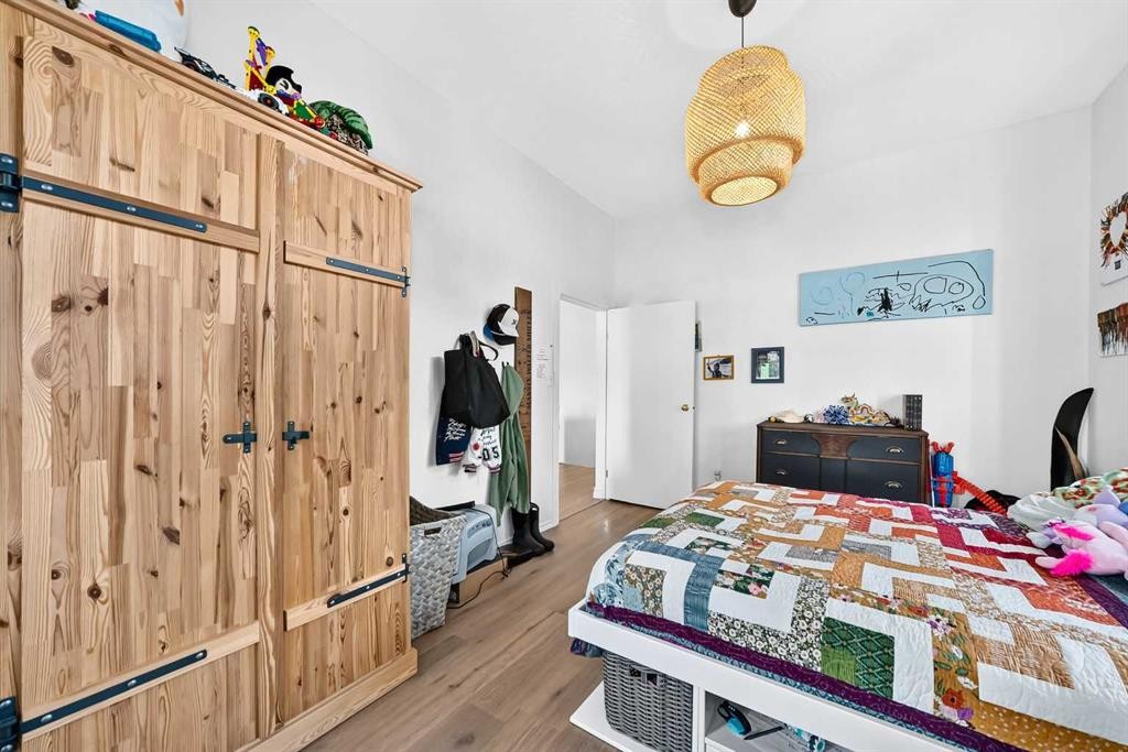 43 New Street Se, Calgary, AB - Indoor Photo Showing Bedroom