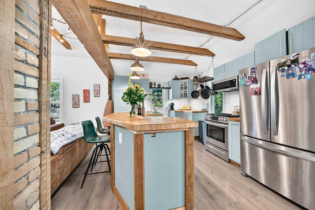43 New Street Se, Calgary, AB - Indoor Photo Showing Kitchen