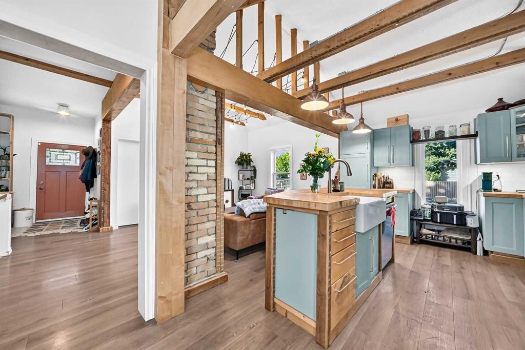 43 New Street Se, Calgary, AB - Indoor Photo Showing Kitchen